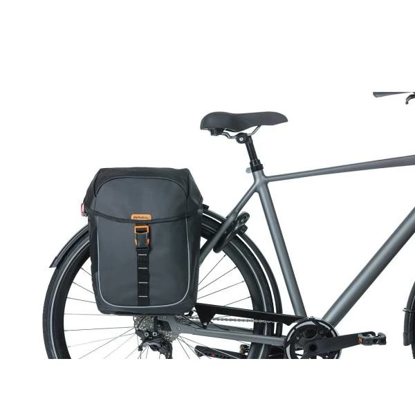 Basil Dubbele Fietstas Miles 34L - Zwart/Oranje 4 Basil Dubbele Fietstas Miles 34L - Zwart/Oranje – Image 2