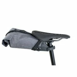 Evoc Bao Zadeltas M 2L - Carbon Grijs -Beck Tassen Soldes evoc bao zadeltas m 2l carbon grijs 4250450723080 4 l